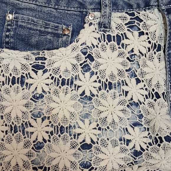 SOLD😍laace/bleach destroyed denim shorts size 5 - Picture 5 of 8